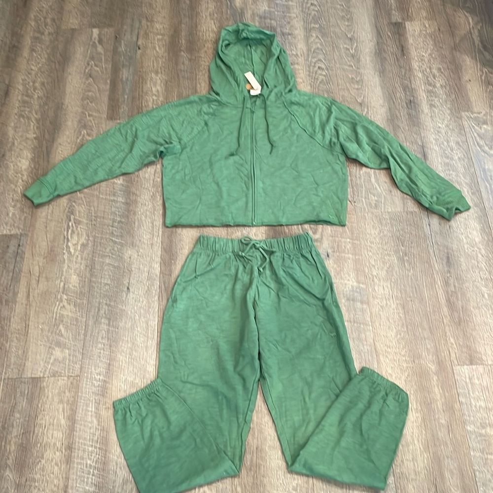 NWT Victoria’s Secret PINK Cropped Jogger Set